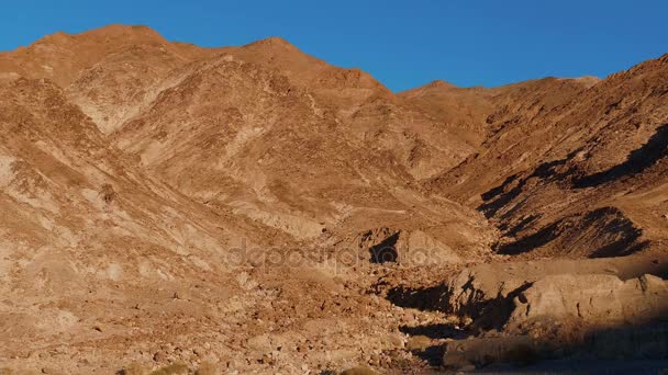 Die goldenen Felsen des Golden Canyon im Death Valley Nationalpark — Stockvideo