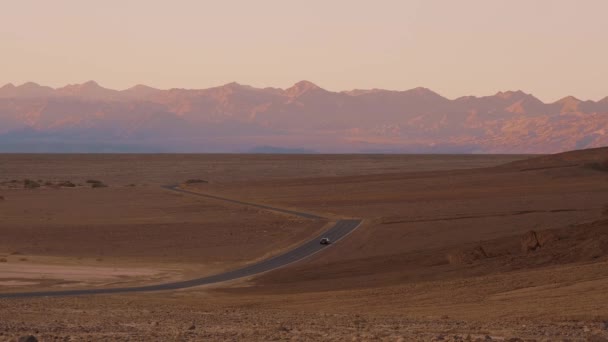 Rue solitaire à travers le parc national de la vallée de la mort dans la soirée — Video