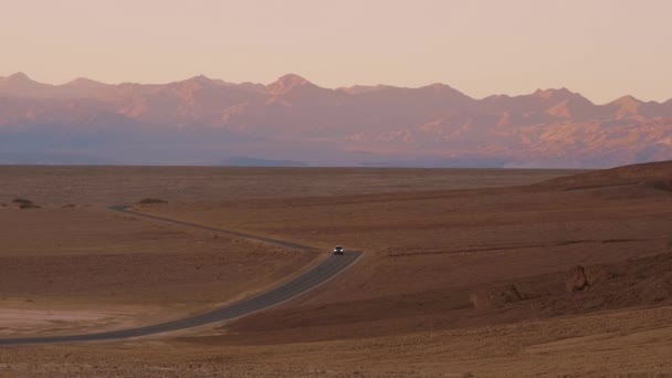 Eenzame straat door Death Valley National Park in de avond — Stockvideo