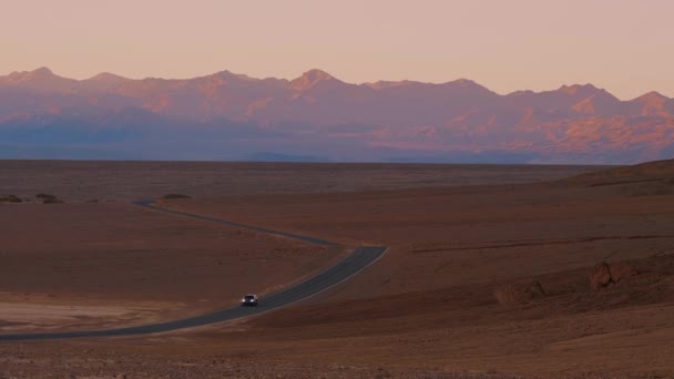 Lonesome street prostřednictvím Death Valley National Park večer — Stock video