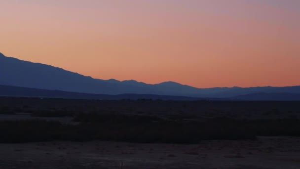 Death Valley National Park na zonsondergang - prachtig uitzicht in de avond — Stockvideo
