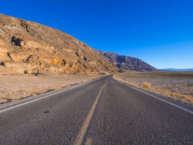 Sahne rota üzerinden Ölüm Vadisi Milli Parkı - çölde yalnız yol