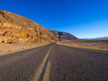 Sahne rota üzerinden Ölüm Vadisi Milli Parkı - çölde yalnız yol