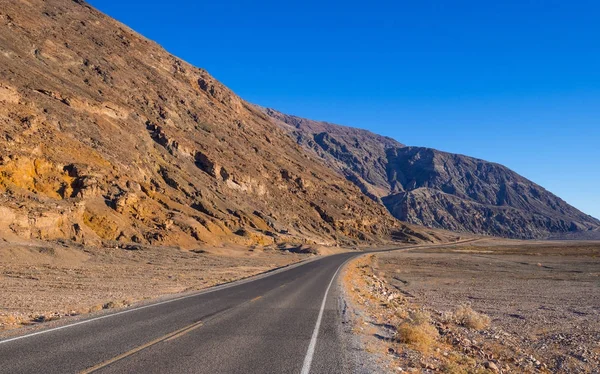 Пейзаж маршрут через Национальный парк Долина Смерти - одинокая дорога в пустыне — стоковое фото