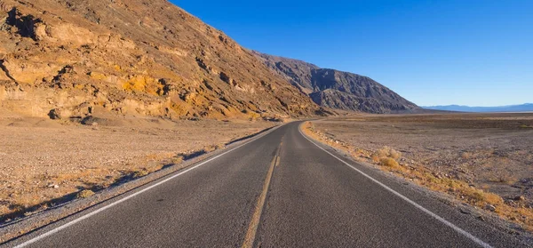 Rota da paisagem através do Parque Nacional do Vale da Morte - estrada solitária no deserto — Fotografia de Stock