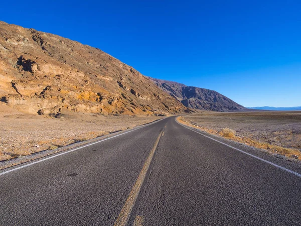 Vacker natur rutt genom Death Valley National Park - lonesome road i öknen — Stockfoto