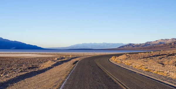 Национальный парк Долина Смерти - пустынная дорога — стоковое фото