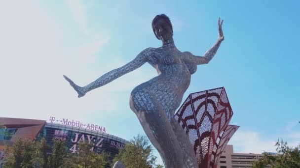 Список викопних птахів Bliss Dance Sculpture at The Park in Las Vegas - LAS VEGAS-NEVADA, OCTOBER 11, 2017 — стокове відео