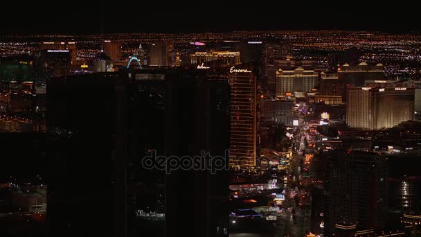 Vista aérea sobre a cidade de Las Vegas à noite - LAS VEGAS-NEVADA, OUTUBRO 11, 2017 — Vídeo de Stock