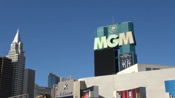 Las Vegas 'taki ünlü MGM Otel ve Kumarhanesi - LAS VEGAS-NEVADA, 11 Ekim 2017 — Stok video