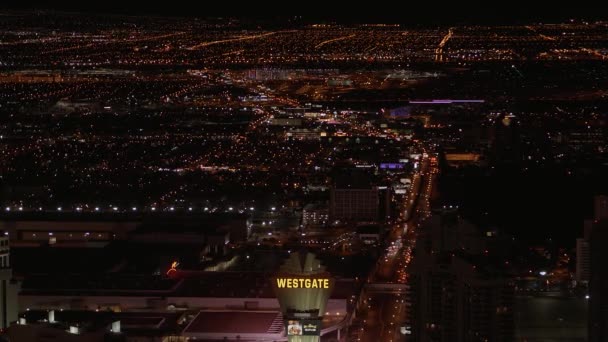 Vista aérea sobre a cidade de Las Vegas à noite - LAS VEGAS-NEVADA, OUTUBRO 11, 2017 — Vídeo de Stock