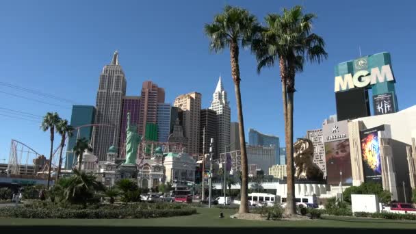 Las Vegas 'taki ünlü MGM Otel ve Kumarhanesi - LAS VEGAS-NEVADA, 11 Ekim 2017 — Stok video