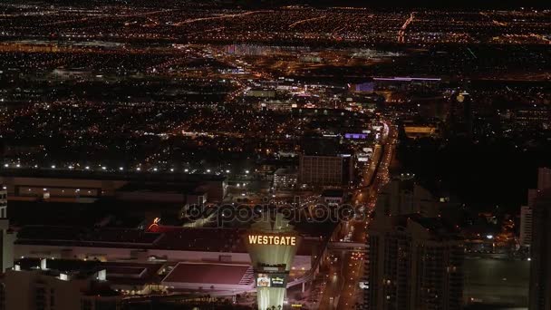 Vista aérea sobre a cidade de Las Vegas à noite - LAS VEGAS-NEVADA, OUTUBRO 11, 2017 — Vídeo de Stock