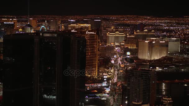 Gece Las Vegas üzerindeki hava manzarası - LAS VEGAS-NEVADA, 11 Ekim 2017 — Stok video