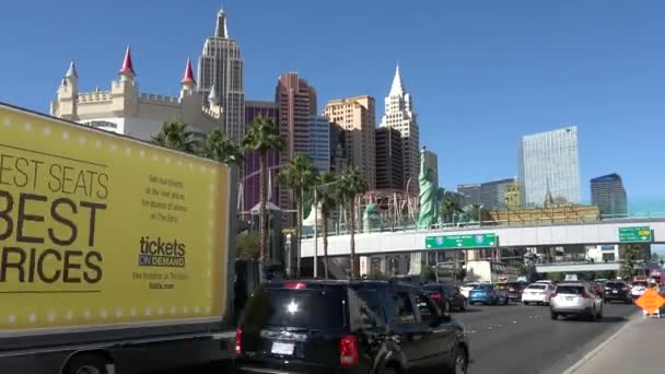 Street view of Las Vegas Boulevard on a sunny day - LAS VEGAS-NEVADA, OCTOBER 11, 2017 — Stock Video