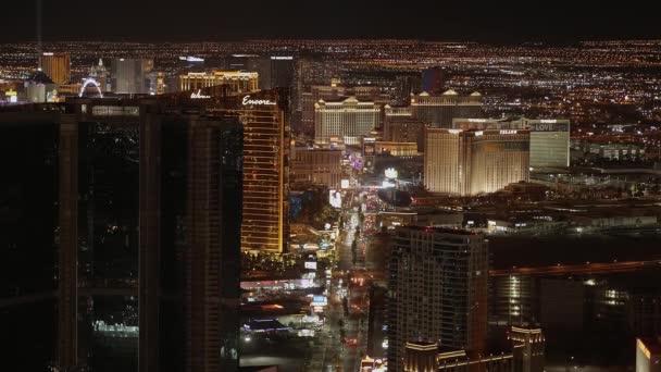 Luchtfoto uitzicht over de stad Las Vegas 's nachts - LAS VEGAS-NEVADA, OKTOBER 11, 2017 — Stockvideo