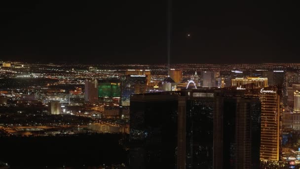 Widok z lotu ptaka na miasto Las Vegas nocą - LAS VEGAS-NEVADA, 11 października 2017 — Wideo stockowe