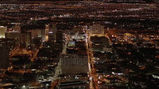 2017 년 11 월 11 일에 확인 함 . Aerial view over the City of Las Vegas by night - LAS VEGAS-NEVADA, OCTOBER 2017 — 비디오