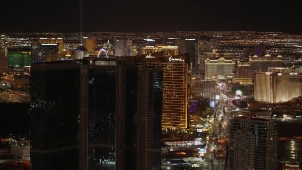 Letecký pohled na město Las Vegas v noci - LAS VEGAS-NEVADA, 11. října 2017 — Stock video