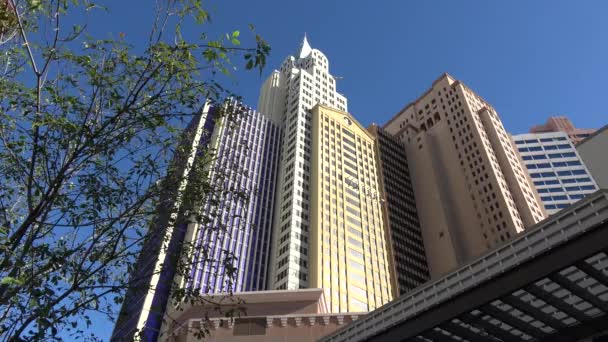 Os arranha-céus do NY NY Hotel em Las Vegas - LAS VEGAS-NEVADA, OUTUBRO 11, 2017 — Vídeo de Stock