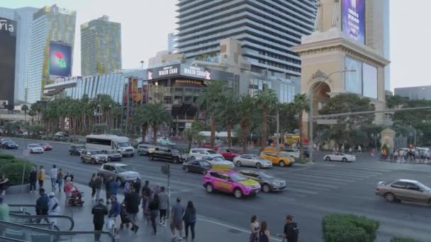 Utcai forgalom a Las Vegas Boulevard-on - LAS VEGAS-NEVADA, Október 11, 2017 — Stock videók