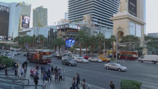 Utcai forgalom a Las Vegas Boulevard-on - LAS VEGAS-NEVADA, Október 11, 2017 — Stock videók