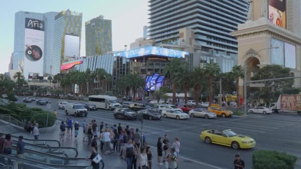 Tráfico urbano en Las Vegas Boulevard - LAS VEGAS-NEVADA, 11 de octubre de 2017 — Vídeo de stock