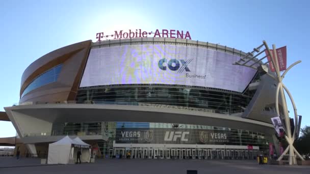 T-Mobile Arena in Las Vegas op Toshiba Plaza - LAS VEGAS-NEVADA, OKTOBER 11, 2017 — Stockvideo