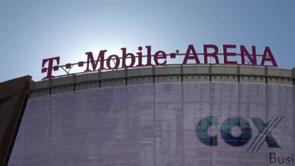 T-Mobile Arena in Las Vegas op Toshiba Plaza - LAS VEGAS-NEVADA, OKTOBER 11, 2017 — Stockvideo