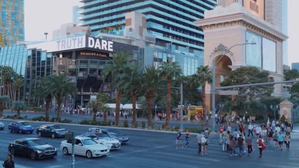 Straatverkeer op Las Vegas Boulevard - LAS VEGAS-NEVADA, OKTOBER 11, 2017 — Stockvideo