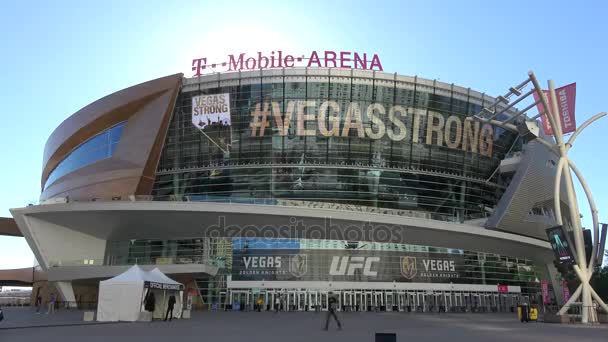 T-Mobile Arena in Las Vegas op Toshiba Plaza - LAS VEGAS-NEVADA, OKTOBER 11, 2017 — Stockvideo