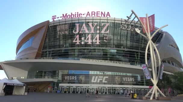 T-Mobile Arena Las Vegasban a Toshiba Plazánál - LAS VEGAS-NEVADA, OCTOBER 11, 2017 — Stock videók