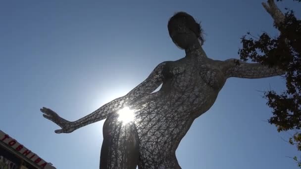 拉斯维加斯东芝广场的幸福舞曲雕像- LAS VEGAS-NEVADA, OCTOBER 11, 2017 — 图库视频影像