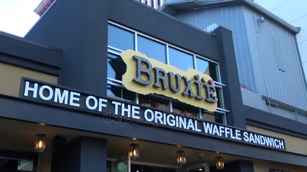 Bruxie Waffle Sandwich Shop v Las Vegas - LAS VEGAS-NEVADA, 11. října 2017 — Stock video