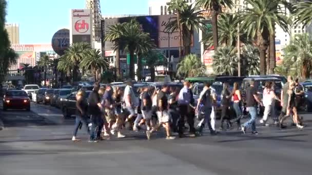 Группа людей, пересекающих бульвар Лас-Вегас - ЛАС-ВЕГАС-НЕВАДА, 11 октября 2017 года — стоковое видео