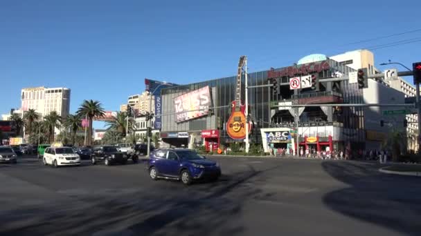 Las Vegas Boulevard straathoek bij Hard Rock Cafe - LAS VEGAS-NEVADA, OKTOBER 11, 2017 — Stockvideo