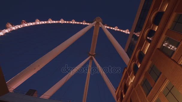 Rueda de la fortuna en Las Vegas de noche - LAS VEGAS-NEVADA, 11 DE OCTUBRE DE 2017 — Vídeos de Stock