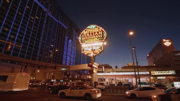Las Vegas by night street traffic - LAS VEGAS-NEVADA, OCTOBER 11, 2017 — Stock Video