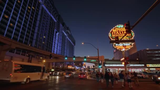 Las Vegas bij nacht straatverkeer - LAS VEGAS-NEVADA, OKTOBER 11, 2017 — Stockvideo