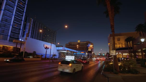 Berühmtes Ballys Hotel und Casino in Las Vegas bei Nacht - LAS VEGAS-NEVADA, 11. OKTOBER 2017 — Stockvideo