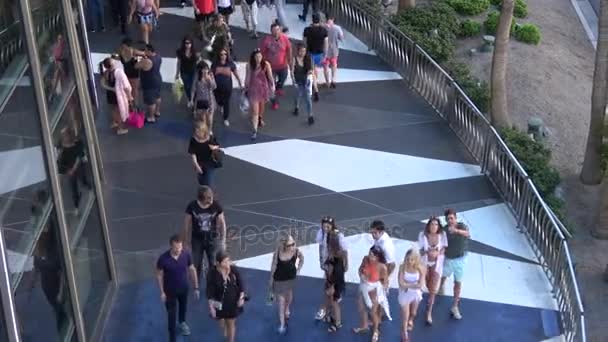 Gente caminando por la franja de Las Vegas - vista aérea - LAS VEGAS-NEVADA, 11 DE OCTUBRE DE 2017 — Vídeos de Stock