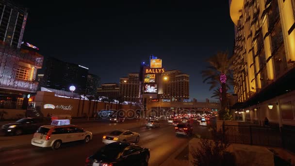 Street traffic at night in the city of Las Vegas - LAS VEGAS-NEVADA, 11. října 2017 — Stock video