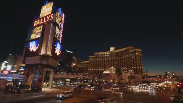 Straatverkeer 's nachts in de stad Las Vegas - LAS VEGAS-NEVADA, OKTOBER 11, 2017 — Stockvideo