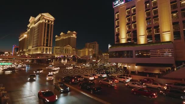 Straatverkeer 's nachts in de stad Las Vegas - LAS VEGAS-NEVADA, OKTOBER 11, 2017 — Stockvideo