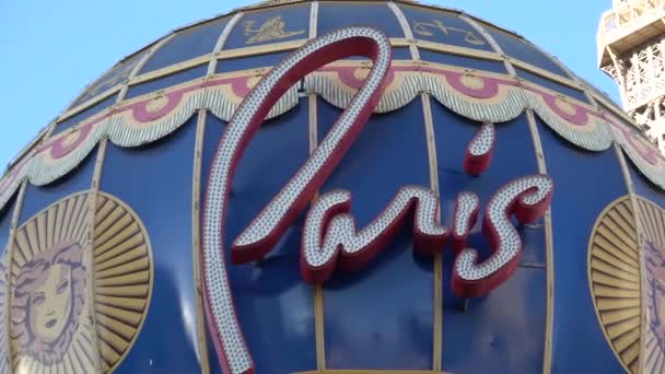 Güneşli bir günde Las Vegas 'taki Güzel Paris Otel ve Kumarhanesi - LAS VEGAS-NEVADA, 11 Ekim 2017 — Stok video
