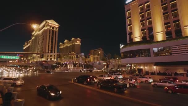 Straatverkeer 's nachts in de stad Las Vegas - LAS VEGAS-NEVADA, OKTOBER 11, 2017 — Stockvideo