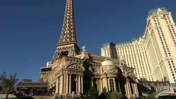 ラスベガスのエッフェル塔を持つパリのホテルとカジノ- LAS VEGAS-NEVADA, 2017年10月11日 — ストック動画