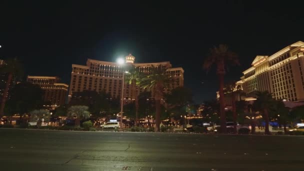 Las Vegas Boulevard nattetid på Bellagio Hotel - Las Vegas-Nevada, 11 oktober 2017 — Stockvideo