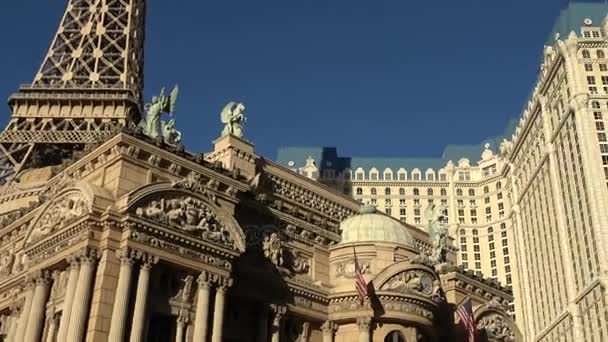 Paris Hotel and Casino med Eiffeltornet i Las Vegas - LAS VEGAS-NEVADA, 11 oktober 2017 — Stockvideo