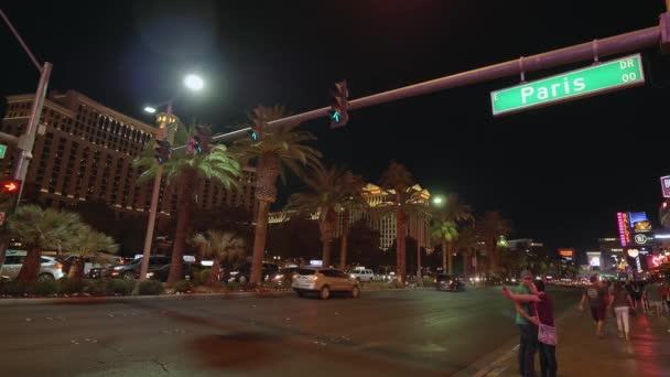 Las Vegas Boulevard no Hotel Paris à noite - LAS VEGAS-NEVADA, OUTUBRO 11, 2017 — Vídeo de Stock